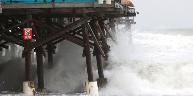 Las olas rompen en el muelle de Cocoa Beach cuando la tormenta tropical Nicole hace sentir su presencia el miércoles 9 de noviembre de 2022 en Cocoa Beach, Florida.