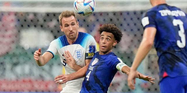 Harry Kane de Inglaterra, a la izquierda, compite por el balón con Tyler Adams de los Estados Unidos durante el partido del Grupo B de la Copa Mundial en el Estadio Al Bayt en Al Khor, Qatar, el 25 de noviembre de 2022.