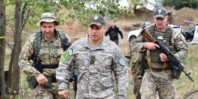 The head of the Kharkiv military garrison, Brigadier General of Justice Serhiy Mykolayovych Melnyk, center.
