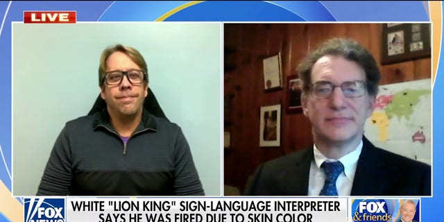 El intérprete de lenguaje de señas Keith Wann (izquierda) y su abogado John Pepper se unieron "zorro y amigos" el 14 de noviembre de 2022, para discutir el despido de Wann de "El rey León" supuestamente por su raza.