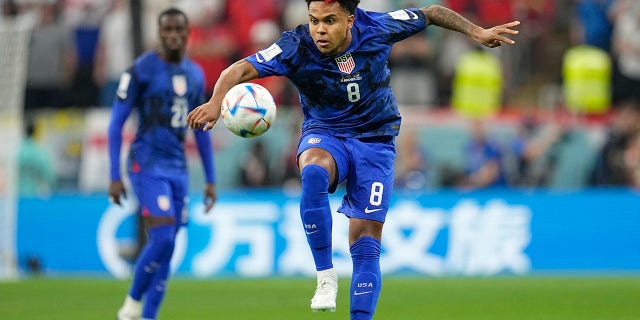 Weston McKennie de EE. UU. Controla el balón durante el partido de fútbol del Grupo B de la Copa Mundial entre Inglaterra y EE. UU. En el estadio Al Bayt en Al Khor, Qatar, el viernes 25 de noviembre de 2022. 