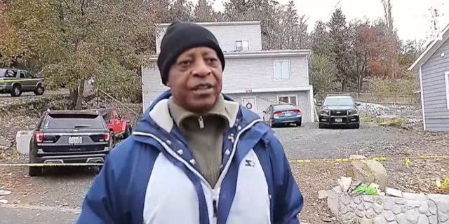 Le contributeur de Fox News, Ted Williams, s'exprime devant la scène du meurtre de l'Idaho