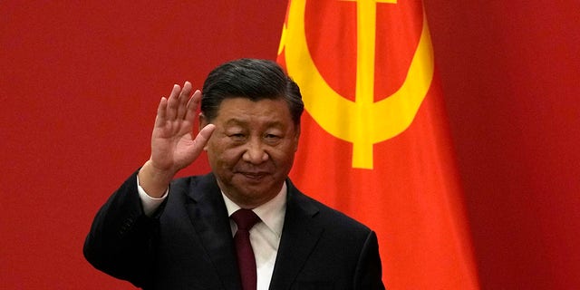 El presidente chino, Xi Jinping, saluda durante un evento para presentar a los nuevos miembros del Comité Permanente del Politburó en el Gran Salón del Pueblo en Beijing el 23 de octubre de 2022. 