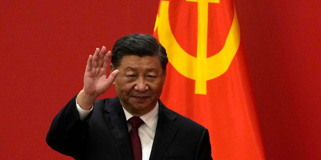 El presidente chino, Xi Jinping, saluda durante un evento para presentar a los nuevos miembros del Comité Permanente del Politburó en el Gran Salón del Pueblo en Beijing el 23 de octubre de 2022. 