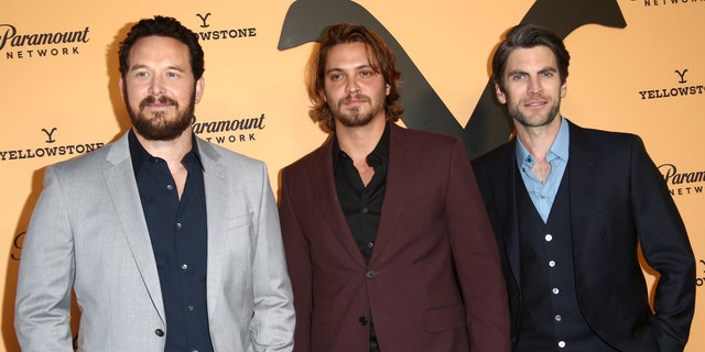 Los actores Cole Hauser, Luke Grimes y Wes Bentley asisten a la fiesta de estreno de Paramount Network "piedra amarilla" la segunda temporada.