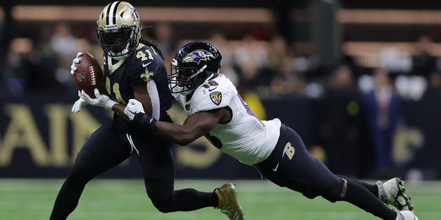 Alvin Kamara de los Saints es abordado por Roquan Smith de los Baltimore Ravens en el Caesars Superdome el 7 de noviembre de 2022 en Nueva Orleans.