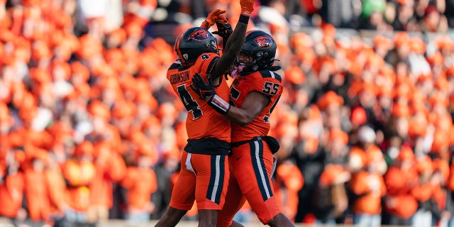 Jaden Robinson y Easton Mascarenas-Arnold de Oregon State celebran durante la primera mitad del juego de los Oregon Ducks en el Reser Stadium el 26 de noviembre de 2022 en Corvallis, Oregon.