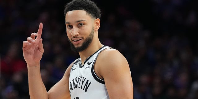 Ben Simmons de los Brooklyn Nets reacciona durante un partido contra los Philadelphia 76ers en el segundo cuarto en el Wells Fargo Center el 22 de noviembre de 2022 en Filadelfia.