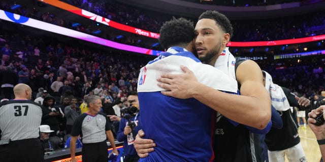 Brooklyn Nets #10 Ben Simmons y Philadelphia 76ers #12 Tobias Harris después del partido el 22 de noviembre de 2022 en el Wells Fargo Center de Filadelfia.