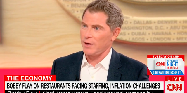 เชฟ Bobby Flay พูดคุยกับโฮสต์ของ CNN เกี่ยวกับการที่เศรษฐกิจตกต่ำในปัจจุบันส่งผลกระทบต่อร้านอาหารของเขา
