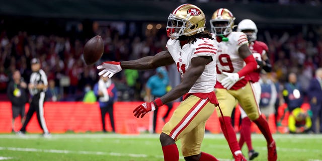 Brandon Aiyuk #11 dari San Francisco 49ers merayakan setelah mencetak touchdown melawan Arizona Cardinals selama kuarter ketiga di Estadio Azteca pada 21 November 2022 di Mexico City, Meksiko.