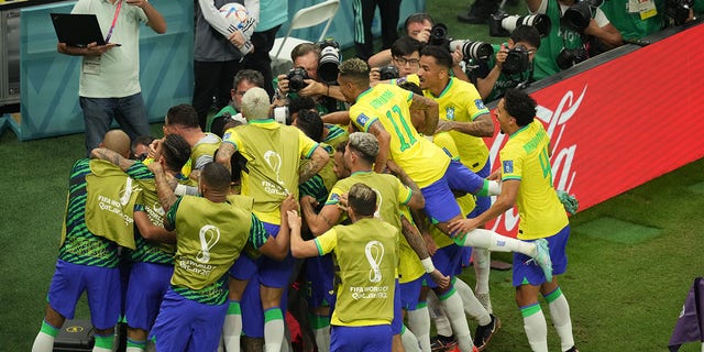 Richarlison, do Brasil, comemora após marcar um gol durante a partida do Grupo G da Copa do Mundo da FIFA Qatar 2022 entre Brasil e Sérvia no Lusail Stadium em Lusail City, Catar, em 24 de novembro de 2022. 