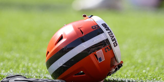 Un casco de los Cleveland Browns en el césped antes del partido de la Liga Nacional de Fútbol entre los New England Patriots y los Cleveland Browns el 16 de octubre de 2022 en el FirstEnergy Stadium de Cleveland.