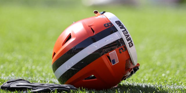 Un casco de los Cleveland Browns en el césped antes del partido de la Liga Nacional de Fútbol entre los New England Patriots y los Cleveland Browns el 16 de octubre de 2022 en el FirstEnergy Stadium de Cleveland.