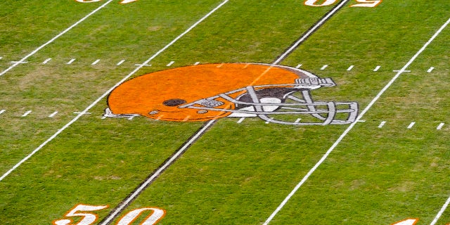 Una vista del logotipo de los Cleveland Browns antes de un partido contra los Baltimore Ravens en el estadio de los Cleveland Browns el 4 de diciembre de 2011 en Cleveland.  Baltimore ganó 24-10.