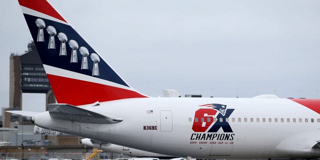 El avión de los New England Patriots entrega máscaras N95 desde Shenzhen, China, al Aeropuerto Internacional Logan para frenar la propagación del brote de la enfermedad por coronavirus (COVID-19) el 2 de abril de 2020 en Boston, Massachusetts. 