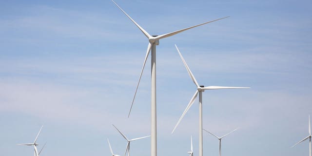 Éoliennes à Palm Springs, en Californie, l'un des nombreux États de l'Ouest confrontés à une crise énergétique potentielle en raison de l'augmentation de la demande d'énergie renouvelable qui ne suit pas la production.