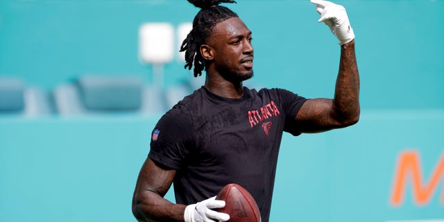Atlanta Falcons wide receiver Calvin Ridley during the Dolphins game on October 24, 2021, at Hard Rock Stadium in Miami Gardens, Florida.
