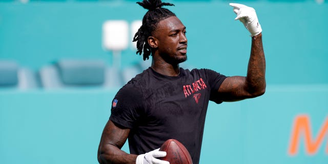 El receptor abierto de los Atlanta Falcons, Calvin Ridley, durante un juego contra los Miami Dolphins el 24 de octubre de 2021 en el Hard Rock Stadium en Miami Gardens, Florida.