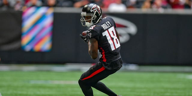 El receptor abierto de Atlanta Calvin Ridley (18) mira hacia arriba después de atrapar un pase durante el partido de la NFL entre el equipo de fútbol de Washington y los Atlanta Falcons el 3 de octubre de 2021 en el Mercedes-Benz Stadium en Atlanta, GA.