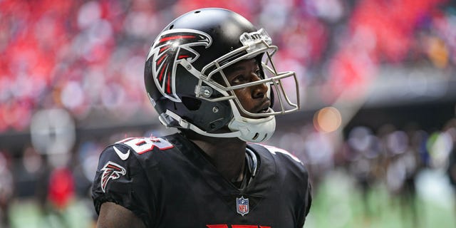 El receptor abierto de Atlanta, Calvin Ridley (18), mira a la multitud mientras sale del campo después de la conclusión del partido de la NFL entre el Washington Football Team y los Atlanta Falcons el 3 de octubre de 2021 en Mercedes-Benz en Atlanta, GA.