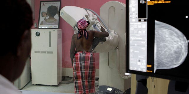 Seorang pasien menjalani skrining kanker payudara di Nairobi, Kenya, pada 23 Januari 2020. 