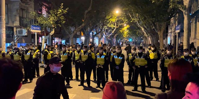 Poliția chineză blochează accesul la un loc unde protestatarii s-au adunat în Shanghai pe 27 noiembrie 2022. "zero-COVID" Politica a reapărut în Shanghai și Beijing duminică după-amiază, continuând o serie de proteste care s-au răspândit în toată țara de când un incendiu mortal într-un apartament din orașul Urumqi din nord-vest a stârnit întrebări cu privire la aceste măsuri antivirus rigide.