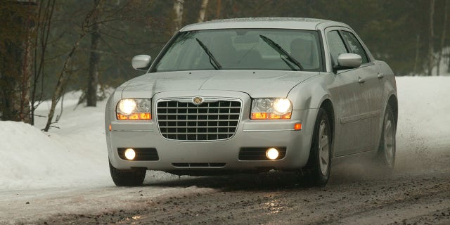 La Chrysler 300 est construite sur la même plateforme que les Dodge Magnum, Challenger et Charger.