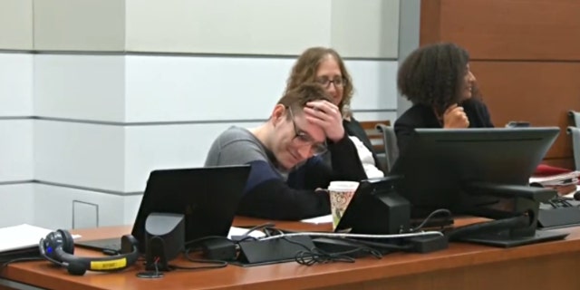 Tamara Curtis en Nikolas Cruz leken te lachen om het middelvingermoment in de rechtszaal.