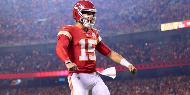 Patrick Mahomes #15 Kansas City Chiefsist tähistab end 6. novembril 2022 Missouri osariigis Kansas Citys Arrowheadi staadionil GEHA Fieldil enne avalöögi algust Tennessee Titansi vastu.