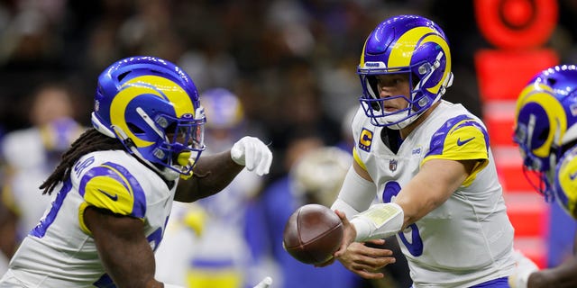Matthew Stafford of the Los Angeles Rams, right, hands the ball off to Darrell Henderson Jr.  during the first quarter against the New Orleans Saints at Caesars Superdome Nov.  20, 2022, in New Orleans.