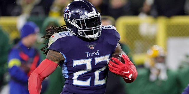 Derrick Henry #22 of the Tennessee Titans runs with the ball after a reception against the Green Bay Packers during the third quarter in the game at Lambeau Field on November 17, 2022 in Green Bay, Wisconsin.