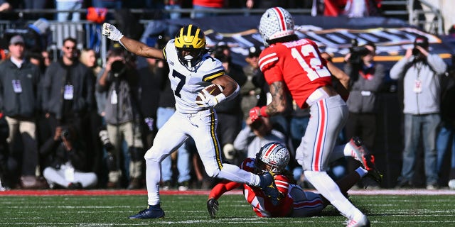 Donovan Edwards #7 de los Wolverines de Michigan escapa de una entrada durante el segundo cuarto de un juego contra los Buckeyes del estado de Ohio en el estadio de Ohio el 26 de noviembre de 2022 en Columbus, Ohio. 