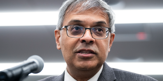 ÉTATS-UNIS - 10 NOVEMBRE : le Dr Jay Bhattacharya prend la parole lors d'une table ronde avec des membres du House Freedom Caucus sur la pandémie de COVID-19 à la Heritage Foundation le jeudi 10 novembre 2022. (Tom Williams/CQ-Roll Call, Inc via Getty Images)