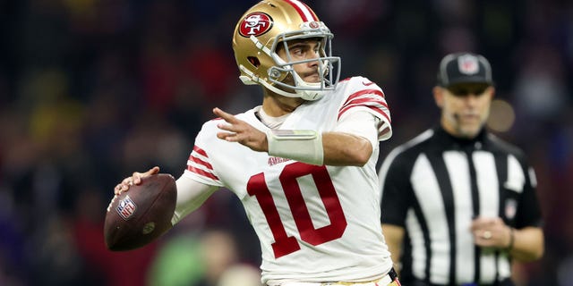 Jimmy Garoppolo #10 do San Francisco 49ers lança um passe contra o Arizona Cardinals durante o segundo quarto no Estadio Azteca em 21 de novembro de 2022 na Cidade do México, México.