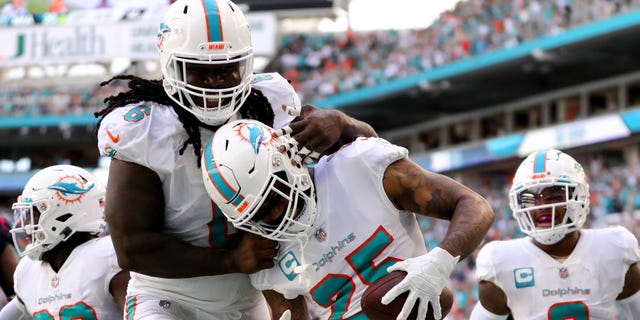 Dolphins drop 30 points to Texans in first half to win fifth straight game 3 Miami Dolphins' Xavien Howard #25 scores a touchdown after recovering a fumble during the first half at Hard Rock Stadium on November 27, 2022 in Miami Gardens, Florida.