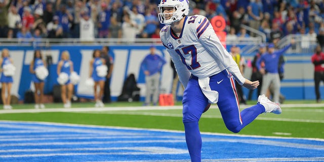 Buffalo Bills quarterback Josh Allen, #17, scores a touchdown during the first half of an NFL football game between the Detroit Lions and the Buffalo Bills in Detroit, Michigan, USA, on Thursday 24 of 2022.