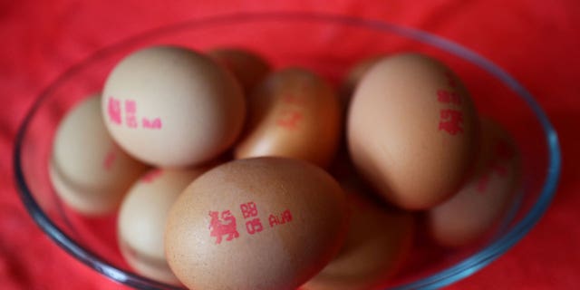 Wabah flu burung telah memangkas produksi telur, menyebabkan harga melonjak ke rekor tertinggi pada tahun 2022.