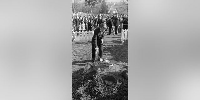 В этот исторический день, 5 июня 1968 года, кандидат в президенты Роберт Ф. Кеннеди был застрелен в Лос-Анджелесе. 3 Роберт Ф. Кеннеди у Вечного огня