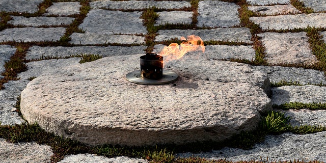 La flamme éternelle de John F. Kennedy brûle sur la tombe de l'ancien président John F. Kennedy et de son épouse, Jacqueline Kennedy Onassis, au cimetière national d'Arlington en Virginie, près de Washington, DC