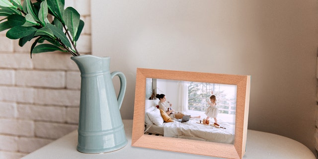 Display your favorite images on this high-tech picture frame.