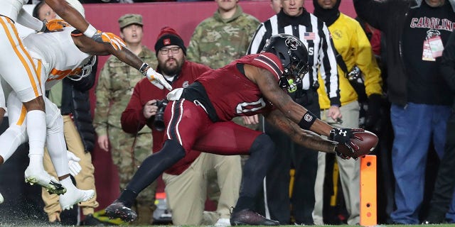 Spencer Rattler has a career night as South Carolina manages to dominate against No. 5 Tennessee 3 South Carolina tight end Jaheim Bell (0) dives for the end zone to score on a 19-yard reception during the first half of the team's NCAA college football game against Tennessee on Saturday, November 19 2022, in Columbia, SC