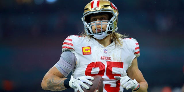 George Kittle #85 of the San Francisco 49ers scores a touchdown against the Arizona Cardinals during the second quarter at Estadio Azteca on November 21, 2022 in Mexico City, Mexico.