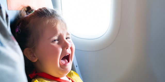 petite fille qui crie dans l'avion