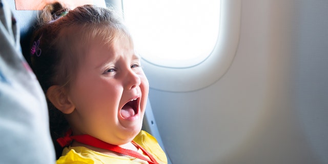 petite fille qui crie dans l'avion