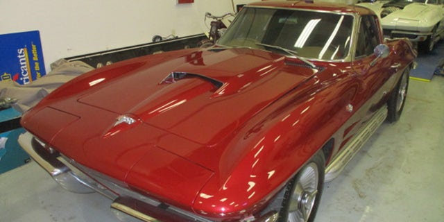 Leroy Gonzalez's 1963 Stingray split-window coupe features several modifications.