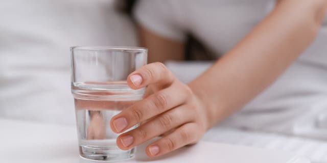 "Les conclusions des auteurs sont conformes aux conseils que beaucoup d'entre nous ont reçus de leurs mères : buvez six à huit verres d'eau chaque jour," dit un médecin. 