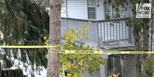 Una vista de la parte trasera de la casa donde cuatro estudiantes de la Universidad de Idaho fueron asesinados el 13 de noviembre.