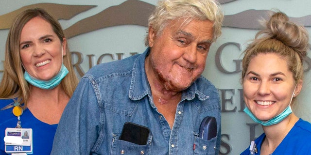 Jay Leno zbulon djegiet që pësoi nga një zjarr në garazh 10 ditë më parë teksa largohej nga Grossman Burn Center në West Hills.