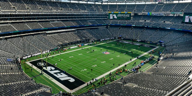 MetLife before Jet game